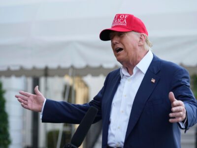 Trump se burla de migrantes y bromea sobre caimanes en su visita a nueva cárcel en Florida