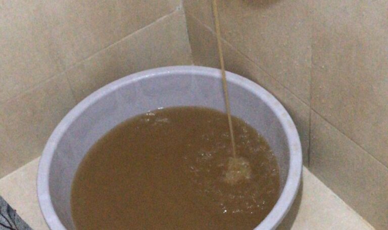 Agua que llega a los hogares está contaminada, con presencia de barro y mal olor