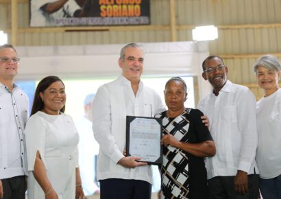 Abinader entrega títulos de propiedad a 1,800 familias en su cumpleaños