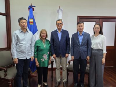 Eddy Olivares dialoga con delegación china tras cierre de comercios