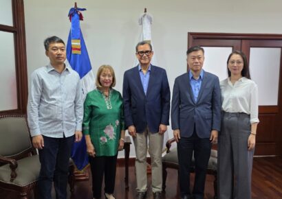 Eddy Olivares dialoga con delegación china tras cierre de comercios