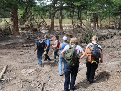 Texas iza banderas a media asta por víctimas de inundaciones