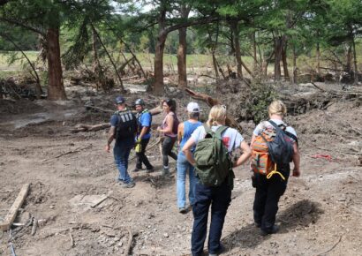 Texas iza banderas a media asta por víctimas de inundaciones