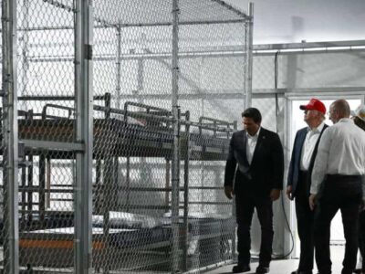 Trump visita centro de detención para inmigrantes en Florida y hace bromas sobre caimanes