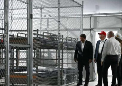 Trump visita centro de detención para inmigrantes en Florida y hace bromas sobre caimanes