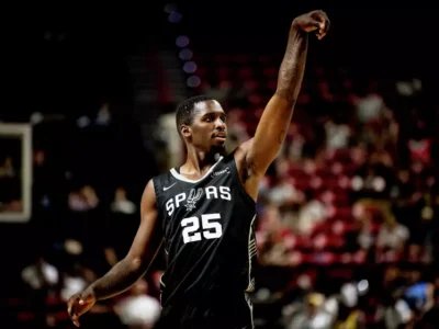 David Jones-García firma contrato bidireccional con los Spurs tras brillar en la Liga de Verano