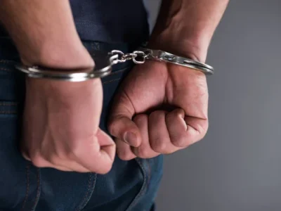 Arrestan a jefes policiales en EE. UU. por esquema de sobornos para visados U