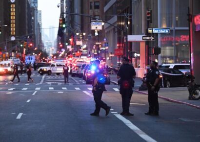 Tiroteo en Manhattan deja al menos cinco muertos, incluido un policía y el agresor