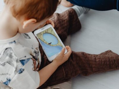 Alerta médica: uso excesivo de celulares provoca aumento de problemas cervicales en niños