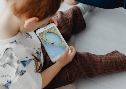 Alerta médica: uso excesivo de celulares provoca aumento de problemas cervicales en niños