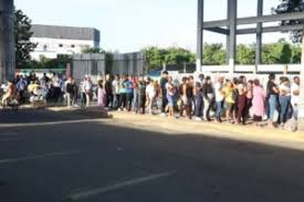 Caos y largas filas en Villa Mella por suspensión parcial del Metro de Santo Domingo