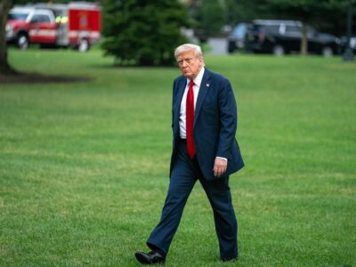 Casa Blanca confirma que Donald Trump padece insuficiencia venosa pero asegura que goza de excelente salud