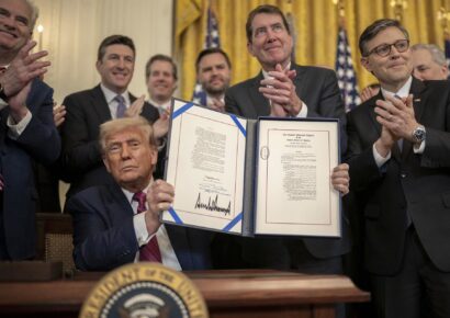 Trump firma orden que autoriza traslado forzoso de personas sin hogar a centros de tratamiento