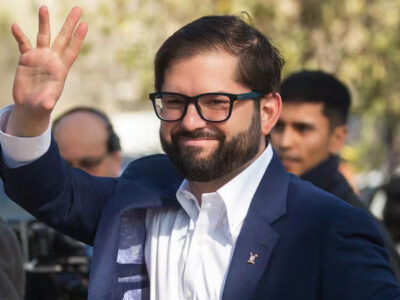 Sorpresa en vivo: joven chileno se topa con el presidente Gabriel Boric caminando solo por la calle, sin escoltas