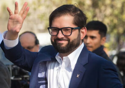 Sorpresa en vivo: joven chileno se topa con el presidente Gabriel Boric caminando solo por la calle, sin escoltas