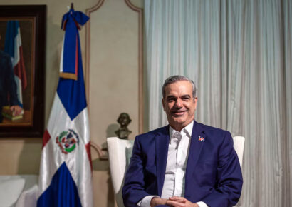 Abinader dona más de RD$6 millones de su salario anual a causas sociales