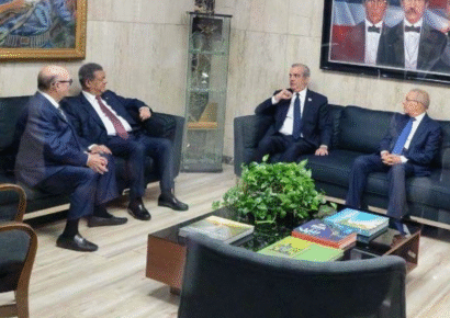 Abinader no descarta nueva reunión con expresidentes ante crisis en Haití