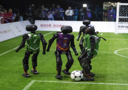 China estrena su primera liga de fútbol con robots humanoides en Beijing
