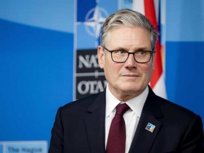 Primer ministro británico logra evitar derrota en reforma social mediante concesiones