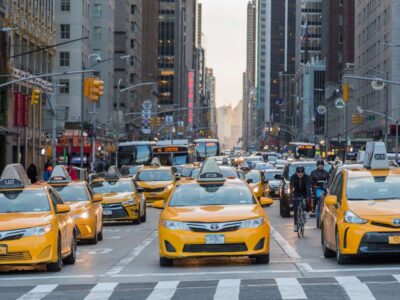 Instalan cámaras de vigilancia en taxis y Ubers de Nueva York para combatir fraudes y proteger a conductores