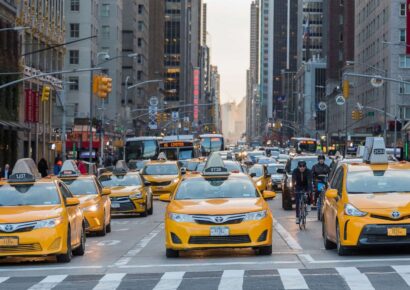 Instalan cámaras de vigilancia en taxis y Ubers de Nueva York para combatir fraudes y proteger a conductores