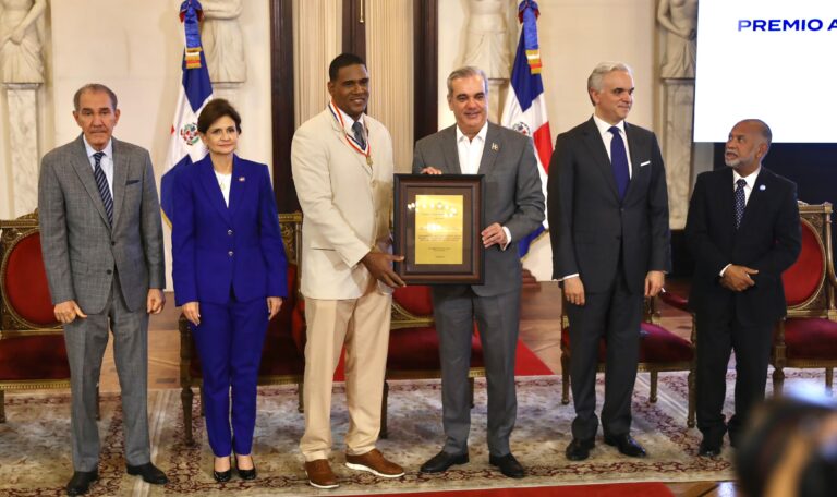 Presidente Abinader entrega el Premio a la Excelencia Magisterial 2025 ...