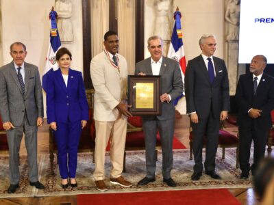 Presidente Abinader entrega el Premio a la Excelencia Magisterial 2025 a tres docentes destacados