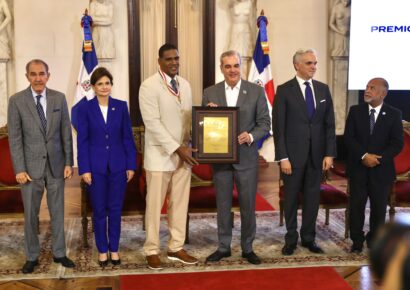 Presidente Abinader entrega el Premio a la Excelencia Magisterial 2025 a tres docentes destacados