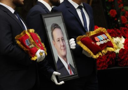 Sepultan en San Petersburgo al exministro ruso Román Starovoit, hallado muerto el día de su destitución