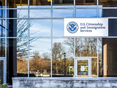 USCIS alerta sobre fallos de seguridad en programa de protección a menores inmigrantes