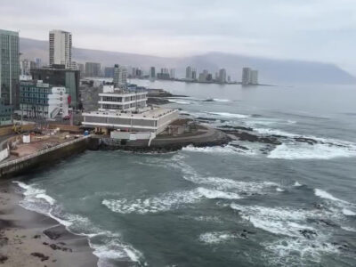 Alerta de tsunami provoca evacuación urgente en las costas de Chile
