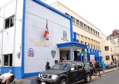 Cinco reclusos escapan de destacamento en Moca rompiendo barrotes; tres han sido reapresados