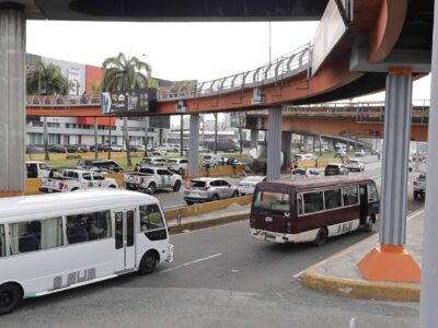 Camión choca estructura del elevado en Kennedy con Churchill y provoca gran taponamiento