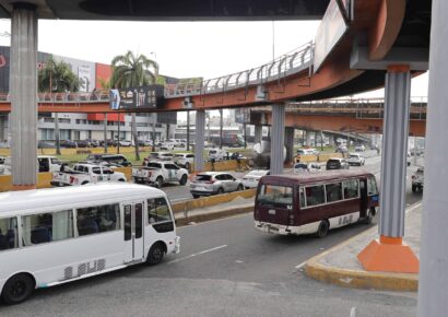 Camión choca estructura del elevado en Kennedy con Churchill y provoca gran taponamiento