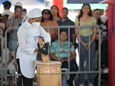 Jueza de Guinness supervisa récord en Santiago: «La bola de plátano debe mantenerse en una sola pieza»