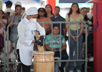 Jueza de Guinness supervisa récord en Santiago: «La bola de plátano debe mantenerse en una sola pieza»