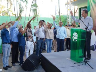 Leonel Fernández juramenta exdirigentes del PLD en Peravia para Fuerza del Pueblo