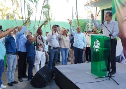 Leonel Fernández juramenta exdirigentes del PLD en Peravia para Fuerza del Pueblo