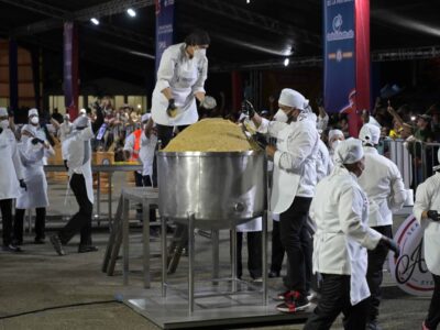 RD logra Récord Guinness con la bola de plátano más grande del mundo