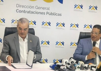 Abinader firma nueva Ley de Contrataciones Públicas para una gestión más transparente y moderna