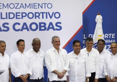 Presidente Abinader entrega polideportivo remozado en Las Caobas y 140 viviendas en Hato Nuevo