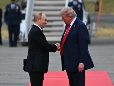 Concluyen conversaciones en pequeño comité entre Trump y Putin en Alaska