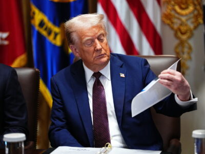 Trump considera enviar cheques a ciudadanos con ingresos de nuevos aranceles