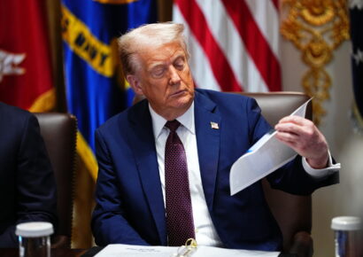 Trump considera enviar cheques a ciudadanos con ingresos de nuevos aranceles