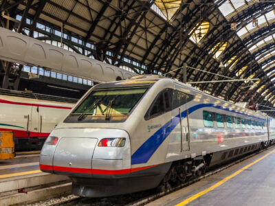 Hombre sobrevive tras viajar colgado de tren de alta velocidad en Austria