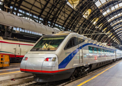 Hombre sobrevive tras viajar colgado de tren de alta velocidad en Austria