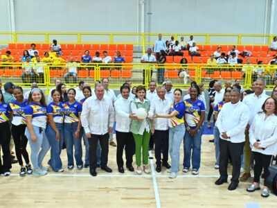 Raquel Peña inaugura polideportivo en la PUCMM de Santiago con apoyo de Banreservas