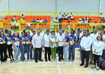 Raquel Peña inaugura polideportivo en la PUCMM de Santiago con apoyo de Banreservas