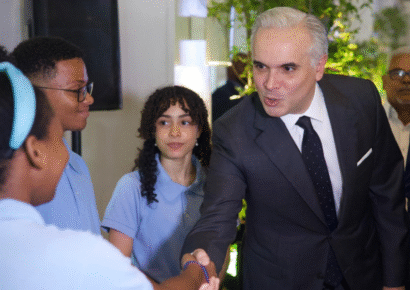 Educación refuerza valores patrios con izamiento de bandera y canto del himno