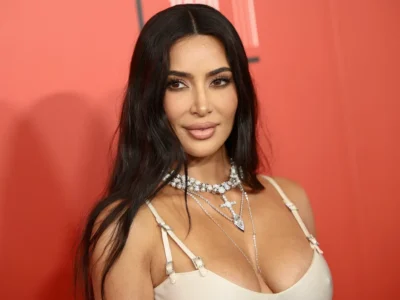 Kim Kardashian critica políticas migratorias de Trump durante homenaje en Venecia